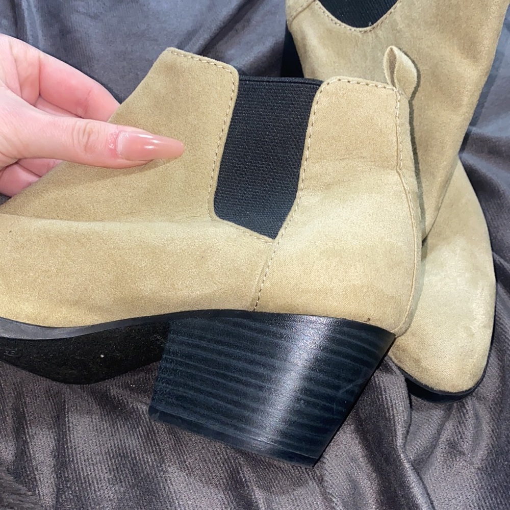 🛍️Cute heeled tan booties! - Picture 6 of 8